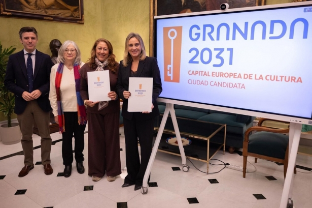 La alcaldesa de Granada, Marifrán Carazo, en la firma de adhesión de la Asociación de Mujeres Gitanas Romi a la candidatura de Granada a Capital Europea de la Cultura 2031 (AYUNTAMIENTO DE GRANADA)