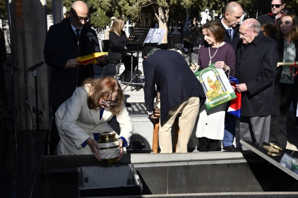 Carmina Cortacero deposita las cenizas de Francisco Carvajal Narváez en el panteón familiar (ALBOLOTE INFORMACIÓN)