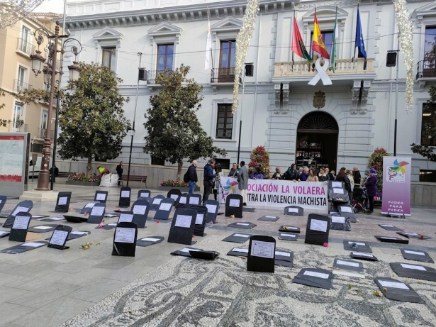 Lápidas simbólicas a las puertas del Ayuntamiento de Granada (EUROPA PRESS)