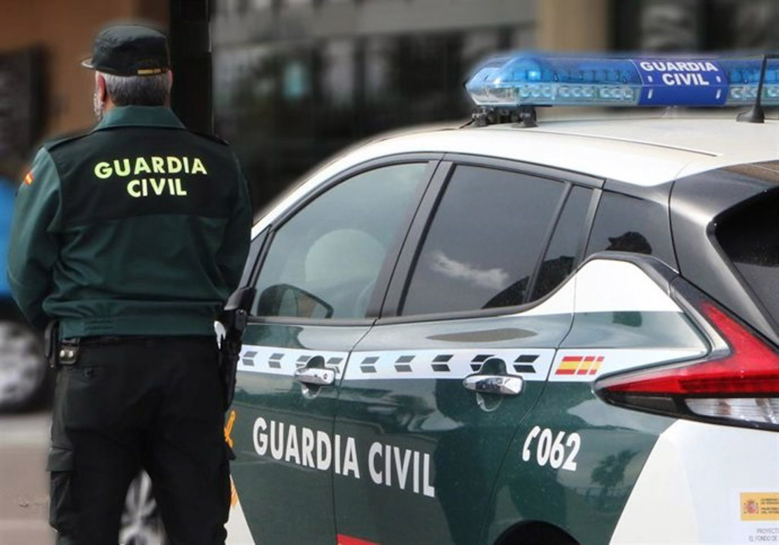 Un agente de la Guardia Civil, de espaldas, junto a un vehículo oficial. Archivo (GUARDIA CIVIL)