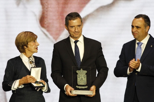 Hijo y viuda de Luis Portero reciben el reconocimiento junto a Francis Rodríguez (J. PALMA)