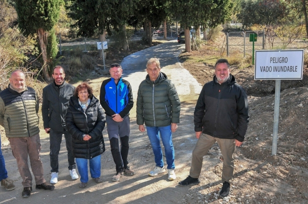 Visita del delegado territorial de Sostenibilidad y Medio Ambiente de la Junta en Granada, Manuel Francisco García, primero desde la izquierda en la imagen, al entorno del futuro Parque de La Sagra (JUNTA)