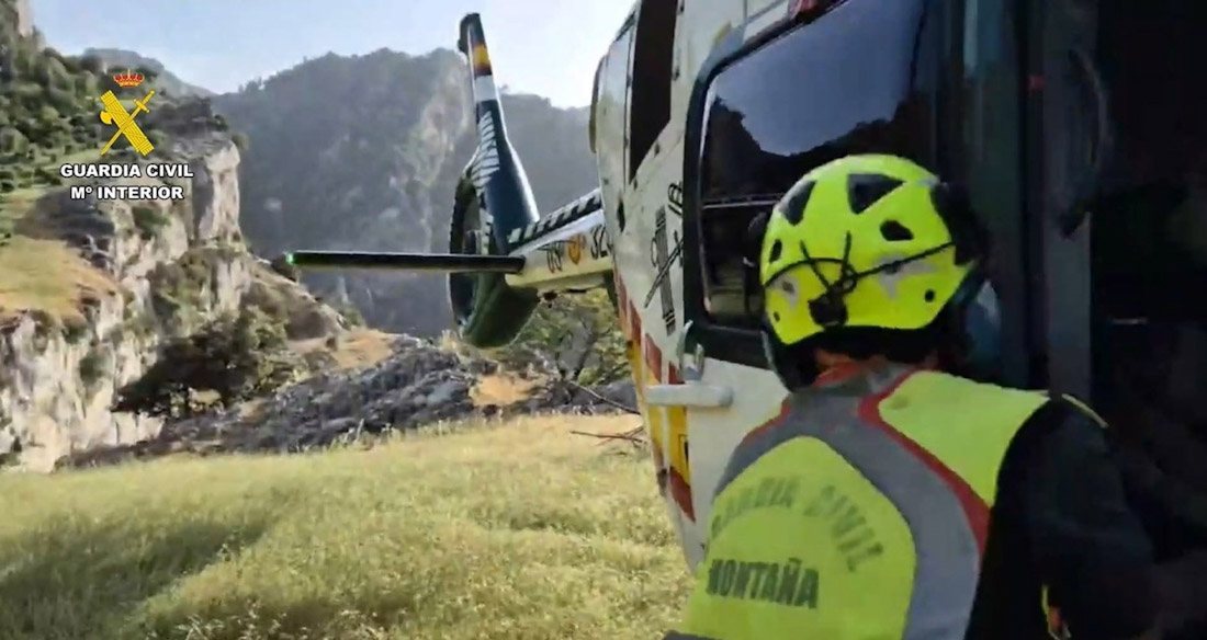 Un agente del Greim junto al helicóptero que evacuó a los senderistas. Archivo (GUARDIA CIVIL)