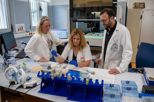 Responsables de laboratorio de Genética del Virgen de las Nieves de Granada ante una muestra. (JUNTA DE ANDALUCÍA)