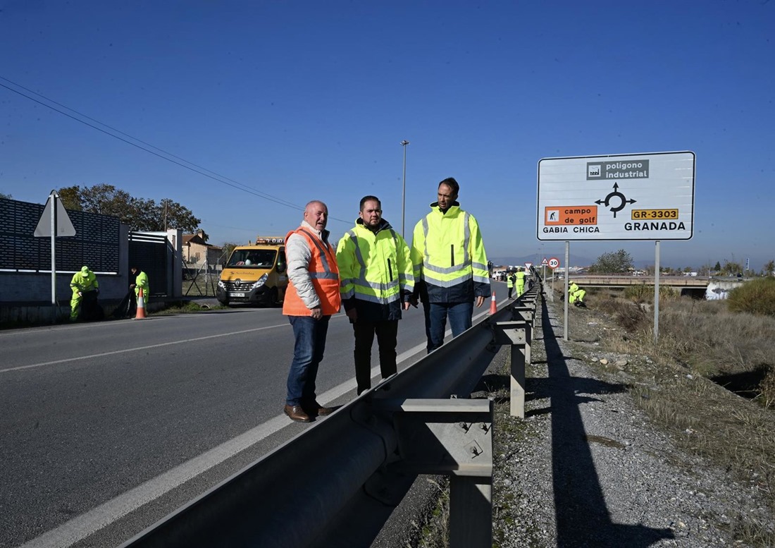 Diputación de Granada ejecuta una campaña de limpieza de basura en cunetas en carreteras del área metropolitana. (DIPUTACIÓN DE GRANADA)