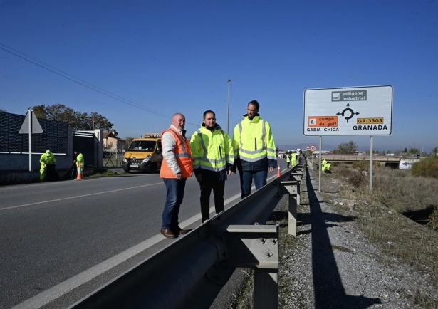 Diputación de Granada ejecuta una campaña de limpieza de basura en cunetas en carreteras del área metropolitana. (DIPUTACIÓN DE GRANADA)
