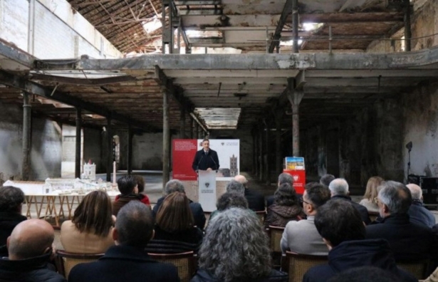 El secretario general de Agenda Urbana, Vivienda y Arquitectura, Iñaqui Carnicero, durante su intervención en la Azucarera de San Isidro (MINISTERIO DE VIVIENDA Y AGENDA URBANA)