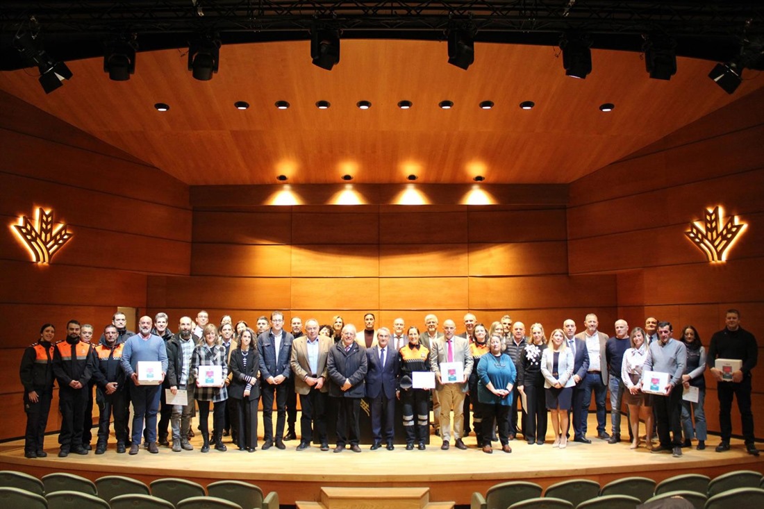 Acto de entrega de desfibriladores a los ayuntamientos participantes en el proyecto en 2025. (FUNDACIÓN CAJA RURAL GRANADA)