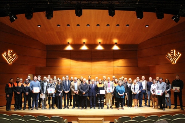 Acto de entrega de desfibriladores a los ayuntamientos participantes en el proyecto en 2025. (FUNDACIÓN CAJA RURAL GRANADA)