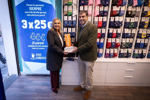 La alcaldesa de Granada, Marifrán Carazo, ha formalizado la adhesión de Pepe Pinreles a la candidatura para la Capitalidad Cultural (AYUNTAMIENTO)