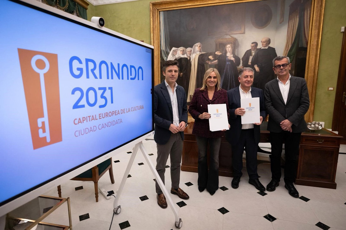 La alcaldesa de Granada, Marifrán Carazo, y el Defensor de la Ciudadanía, Manuel Martín, en el acto de la firma de la adhesión de este último a la candidatura de Granada a Capital Europea de la Cultura 2031 (AYUNTAMIENTO DE GRANADA)