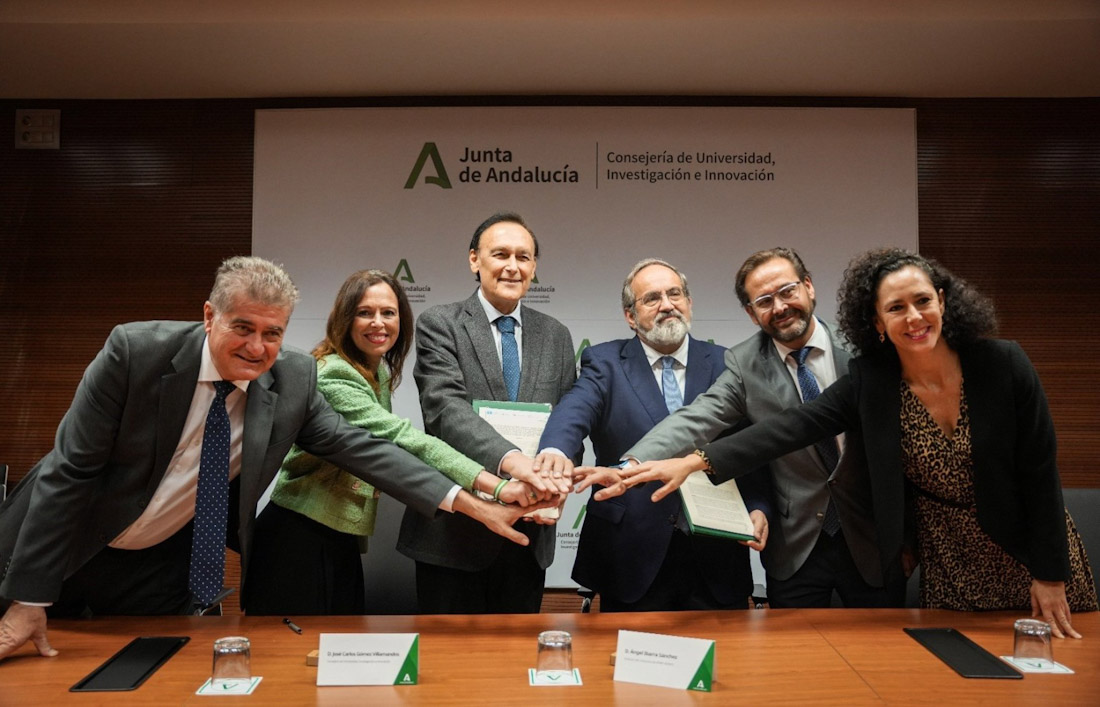 El consejero de Universidad, José Carlos Gómez Villamandos, en el centro de la imagen con motivo de la firma del convenio para financiar la construcción del acelerador de partículas de Escúzar, en Granada (MARIA JOSE LOPEZ / EUROPA PRESS)