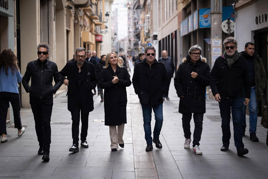 La alcaldesa de Granada, Marifrán Carazo, en la calle Puentezuelas con miembros de 091 y de la industria musical granadina (AYUNTAMIENTO)