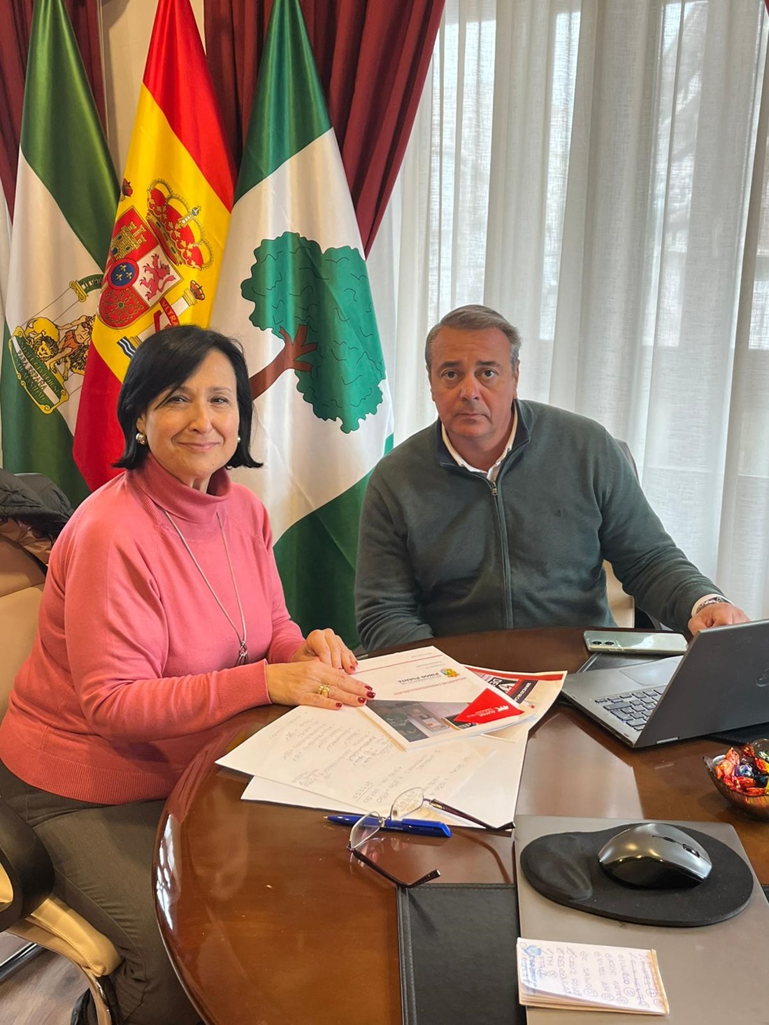 Presentación de los desfibriladores (AYTO. PINOS PUENTE)