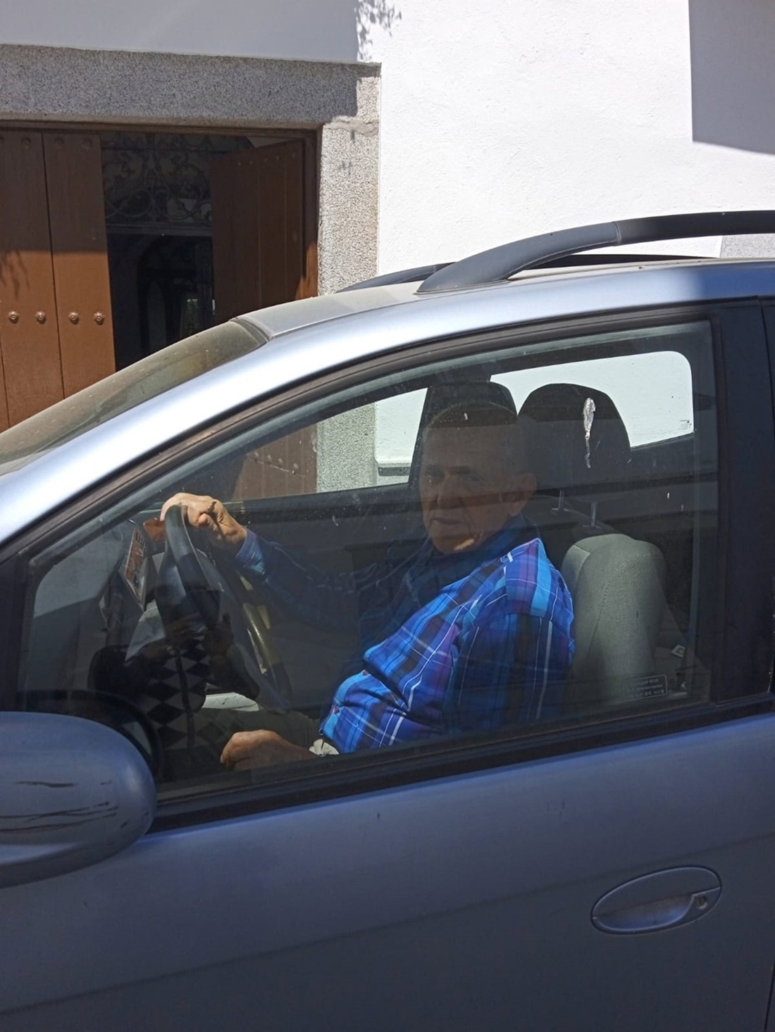 Imagen de recurso de un conductor mayor al volante (UGR)