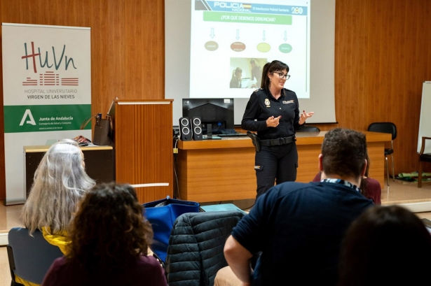 Interlocutora de la Policía Nacional en las jornadas organizadas por el Hospital Virgen de las Nieves para prevenir agresiones a personal del SAS (HOSPITAL VIRGEN DE LAS NIEVES)
