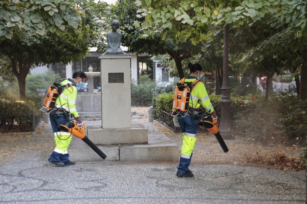 Limpieza de hojas en imagen de archivo (AYUNTAMIENTO DE GRANADA)