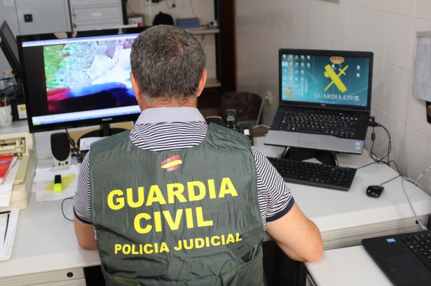 Un agente de la Guardia Civil inspecciona archivos en un ordenador (EUROPA PRESS/GUARDIA CIVIL) Un agente de la Guardia Civil inspecciona archivos en un ordenador (EUROPA PRESS/GUARDIA CIVIL)