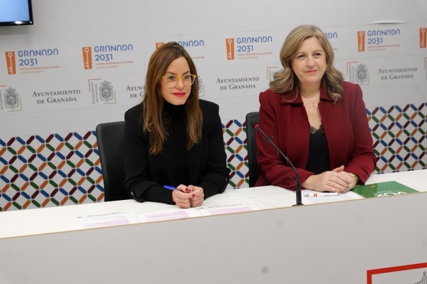 Desde la izquierda en la imagen la viceportavoz y la portavoz del grupo municipal de Vox en Granada, Mónica Rodríguez Gallego y Beatriz Sánchez Agustino (VOX)
