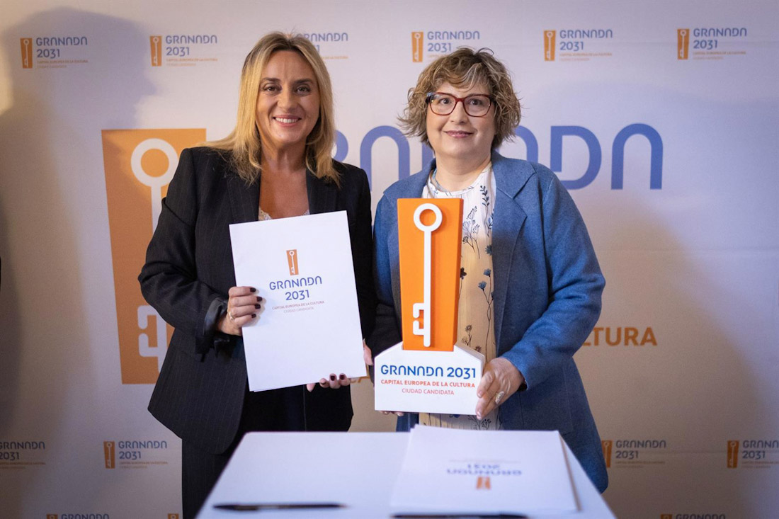 Desde la izquierda en la imagen la alcaldesa de Granada, Marifrán Carazo, y la tesorera de Agrafim, Rocío Rodríguez García (AYUNTAMIENTO)