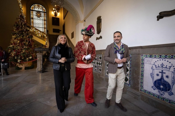 Llegada del Cartero Real en el Ayuntamiento de Granada con la alcaldesa, Marifrán Carazo, y el director de Ideal, Quico Chirino (AYUNTAMIENTO)