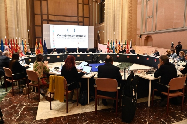 La ministra de Sanidad, Mónica García (c), interviene en el pleno del Consejo Interterritorial del Sistema Nacional de Salud (CISNS), en la sede de la Diputación General de Aragón. (RAMÓN COMET / EUROPA PRESS)