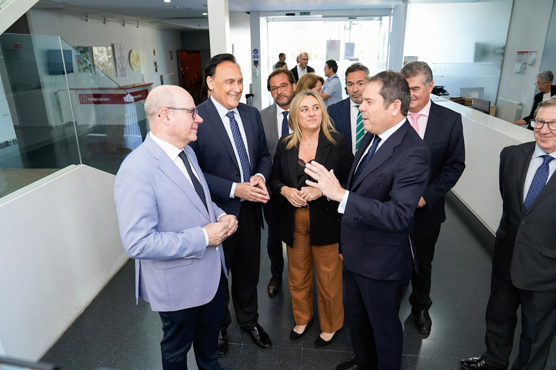 La alcadesa de Granada, Marifrán Carazo, en imagen de archivo flanqueada por el consejero de Universidades, José Carlos Gómez Villamandos, a su derecha, y el presidente de la CGE, Gerardo Cuerva, en presencia, entre otros, del rector, Pedro Merc - Arsenio