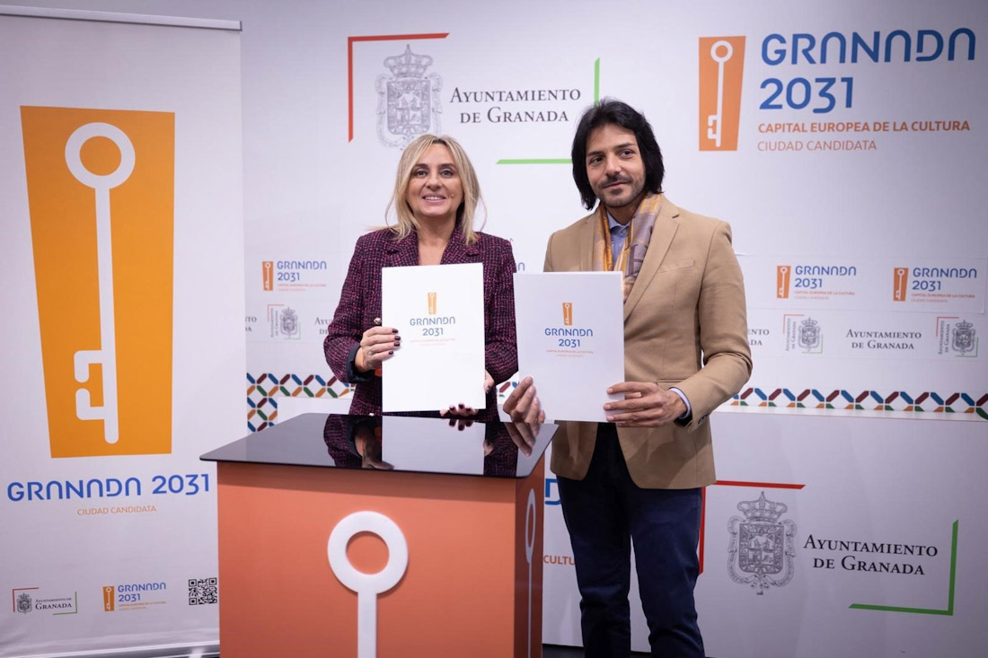 La alcaldesa de Granada, Marifrán Carazo, y el guitarrista Juan Habichuela Nieto (AYUNTAMIENTO)