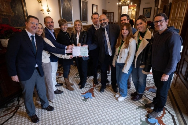 Foto de familia de la alcaldesa de Granada, Marifrán Carazo, en el centro junto a la edil de Protección, Ana Agudo, con el equipo del Área de Sostenibilidad, Agenda Urbana y Fondos Europeos que ha trabajado en la EDIL (AYUNTAMIENTO)