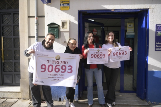 Celebración en Santa Fe del tercer premio de la lotería de Navidad (GPMEDIA)