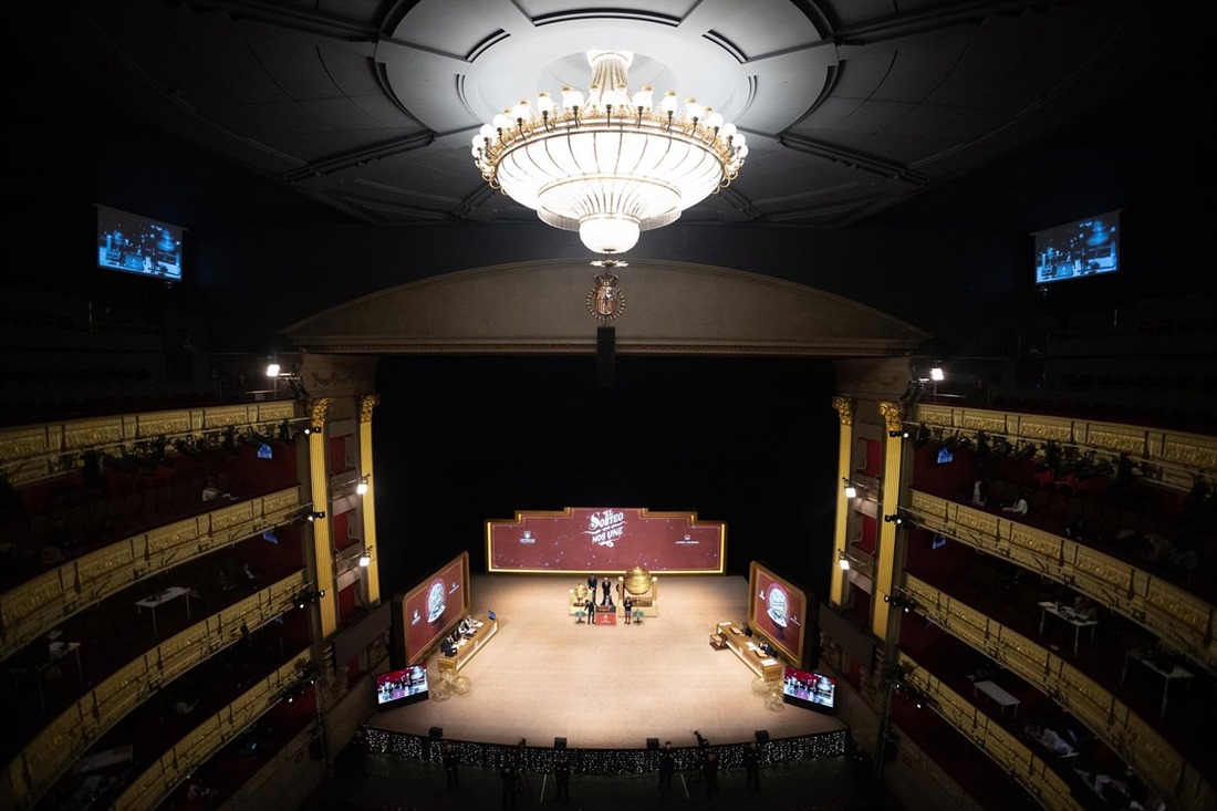 Varias personas ven como los niños del Colegio de San Idefonso cantan los números premiados durante la celebración del Sorteo Extraordinario de la Lotería de Navidad 2025 (EDUARDO PARRA / EUROPA PRESS).