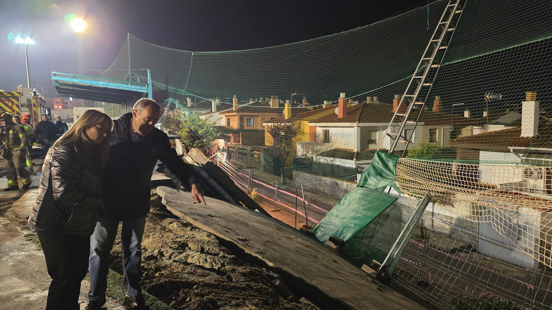 Derrumbe de un muro en el Polideportivo Municipal 'Las Viñas' (AYTO. HUÉTOR VEGA)