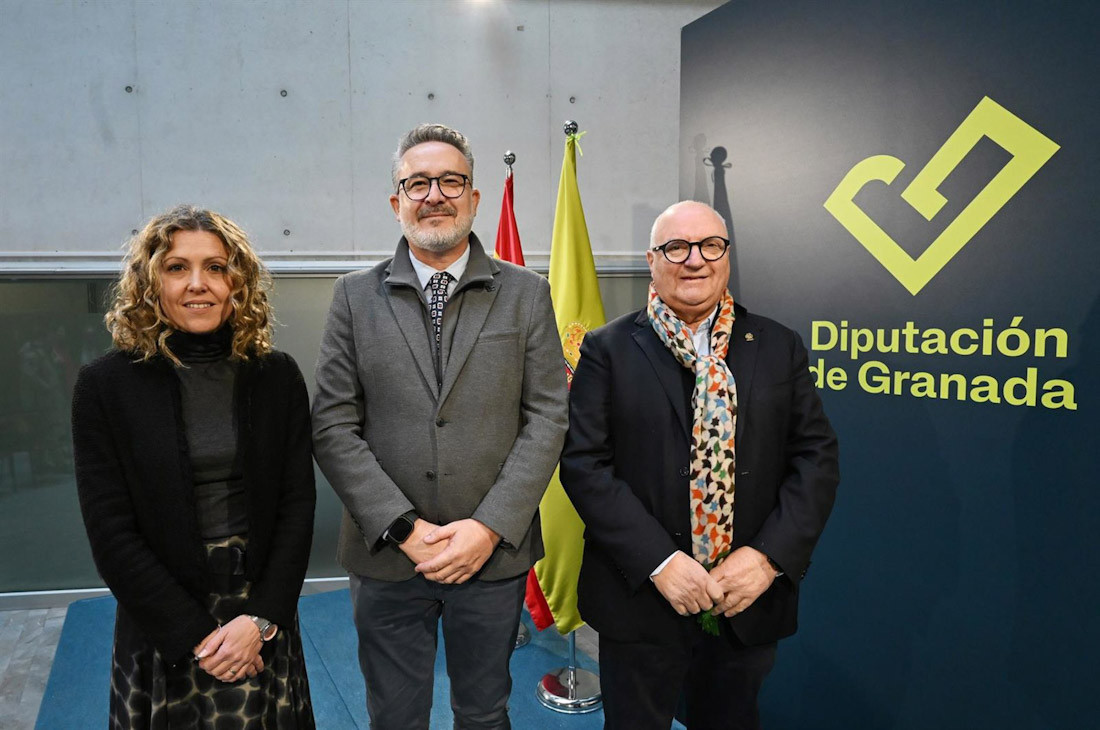 El diputado provincial de Fondos Europeos, Antonio Díaz, en el centro de la imagen junto con el presidente de los empresarios de la hostelería granadina, Gregorio García, y la secretaria general de la CGE, María Vera (DIPUTACIÓN)