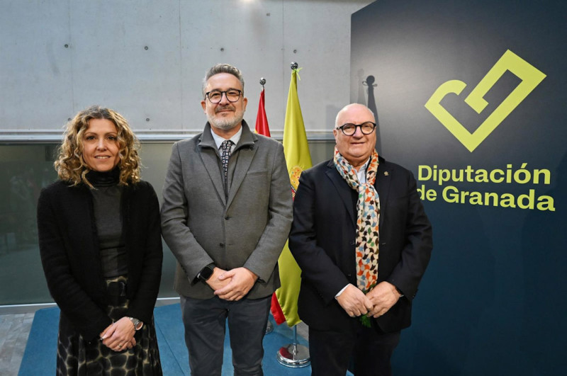 El diputado provincial de Fondos Europeos, Antonio Díaz, en el centro de la imagen junto con el presidente de los empresarios de la hostelería granadina, Gregorio García, y la secretaria general de la CGE, María Vera (DIPUTACIÓN)