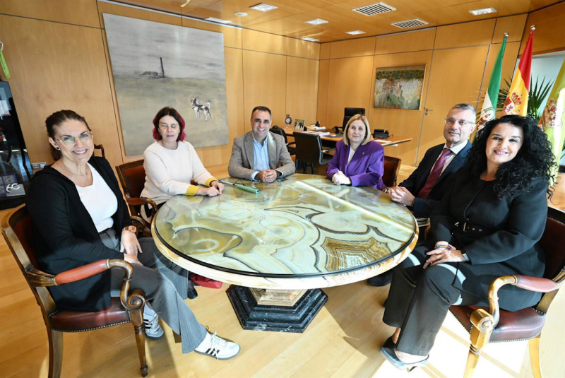 El presidente de la Diputación de Granada, Francis Rodríguez, y la secretaria general de la Fundación ONCE y vicepresidenta ejecutiva de Inserta Empleo, Virginia Carcedo, han firmado un protocolo de actuación (DIPUTACIÓN)