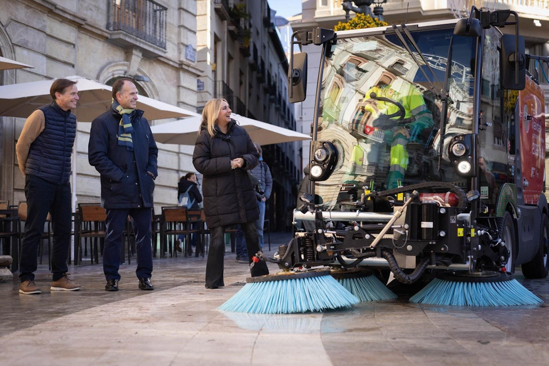 La alcaldesa de Granada, Marifrán Carazo, revisa los nuevos equipamientos de limpieza (AYUNTAMIENTO)