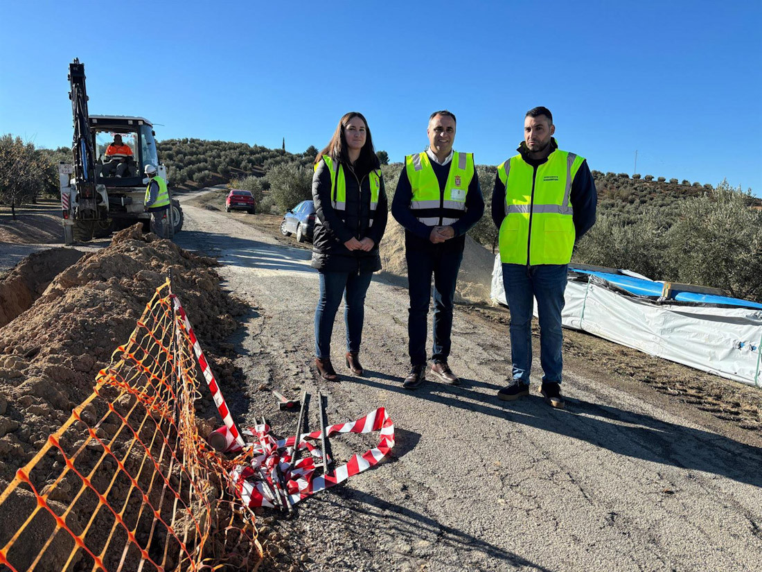 El presidente de la Diputación de Granada, Francis Rodríguez, en el centro en la imagen flanqueado por la diputada provincial de Reto Demográfico, María Vera, y el alcalde de Guadahortuna, Maximiliano García (DIPUTACIÓN)