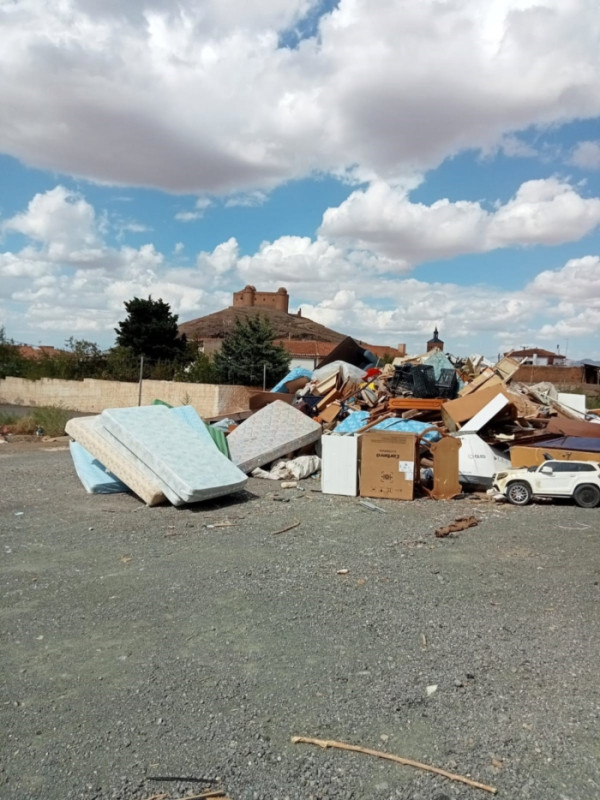 Imagen cedida por vecinos con el Castillo de La Calahorra al fondo facilitada por el PSOE (PSOE) Imagen cedida por vecinos con el Castillo de La Calahorra al fondo facilitada por el PSOE (PSOE)