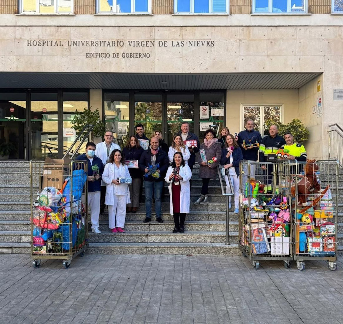 Escolares de Otura entregan juguetes a niños hospitalizados en el Virgen de las Nieves de Granada (AYUNTAMIENTO DE OTURA)