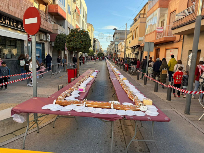 Roscón de reyes solidario elaborado en Huétor Tájar (AYUNTAMIENTO DE HUÉTOR TÁJAR)