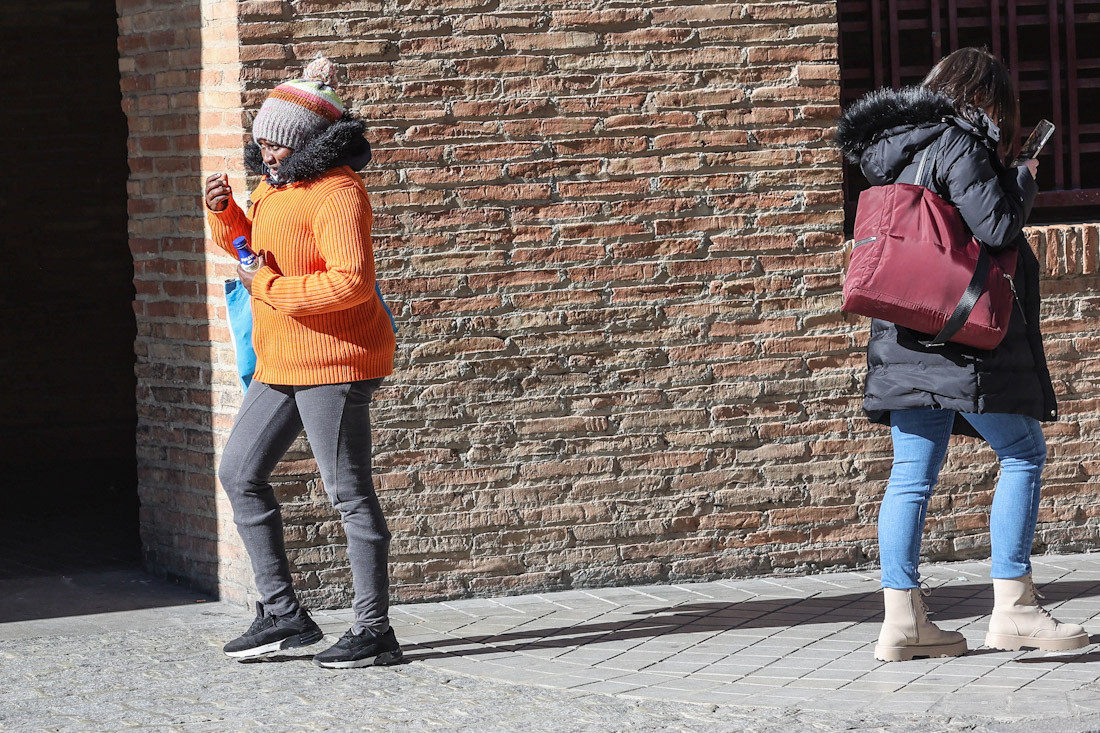 Ciudadanos por las calles de Granada en esta mañana gélida de enero (GP MEDIA)