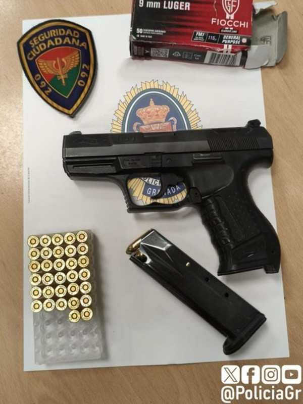 Pistola y munición intervenida a un joven en la zona Norte (POLICÍA LOCAL DE GRANADA) Pistola y munición intervenida a un joven en la zona Norte (POLICÍA LOCAL DE GRANADA)