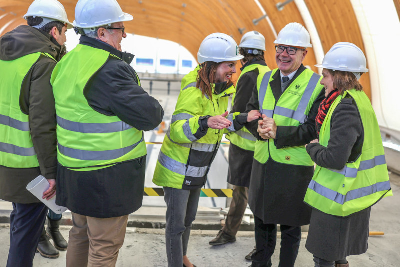 Rocío Díaz durante la visita a la Piscina de Fuente Nueva (GPMEDIA)