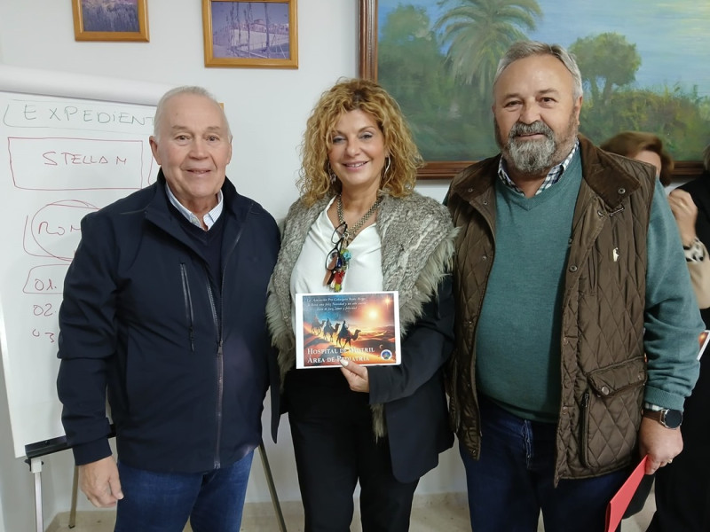 La directora de recursos económicos del AGS Sur de Granada con el presidente de la asociación (AGS)