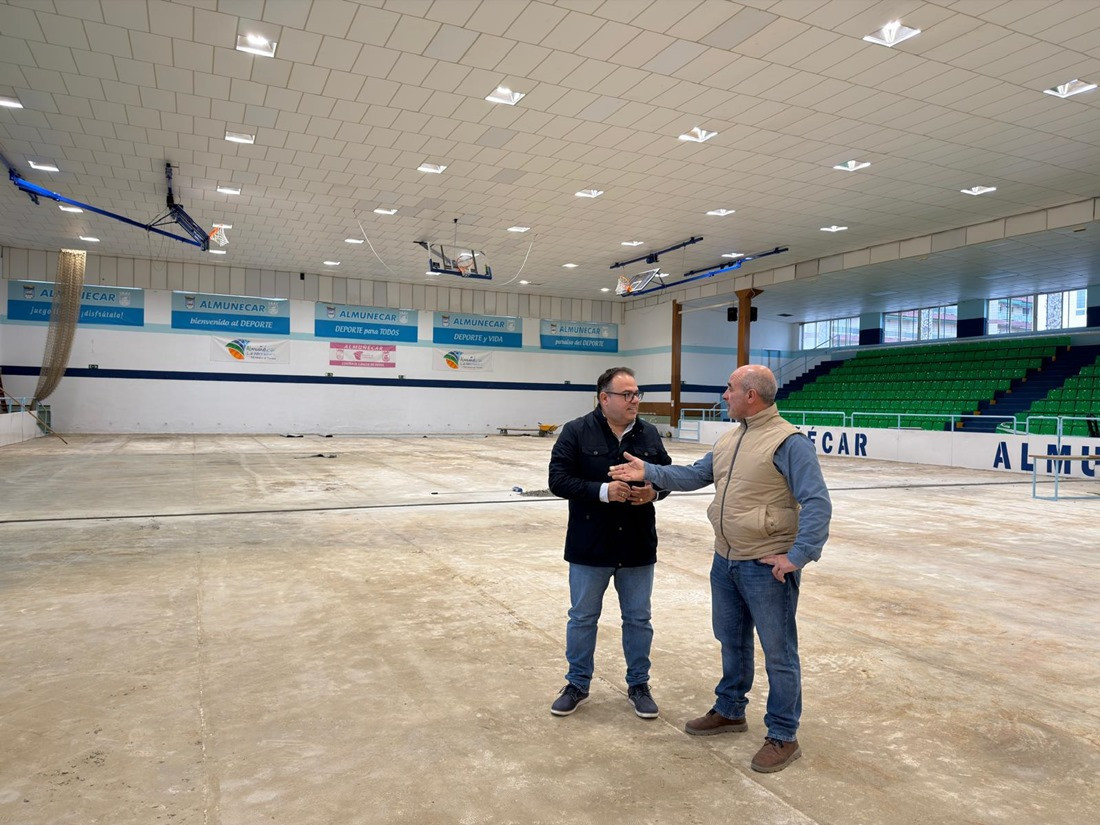 Visita al pabellón (AYTO. ALMUÑÉCAR)