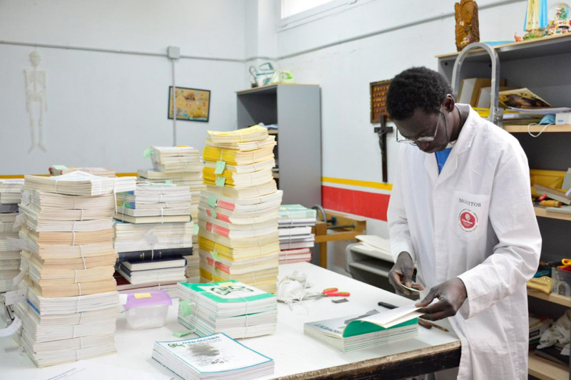 Imagen de uno de los talleres de encuadernación de Cáritas Diocesana de Granada. Archivo (CÁRITAS) Imagen de uno de los talleres de encuadernación de Cáritas Diocesana de Granada. Archivo (CÁRITAS)