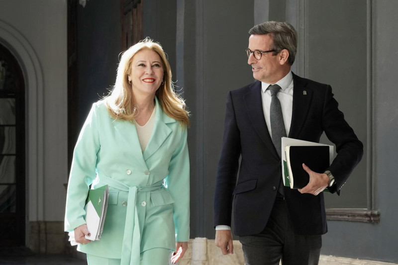 La consejera de Economía, Hacienda y Fondos Europeos de la Junta de Andalucía y portavoz del Gobierno, Carolina España y el consejero de Industria, Energía y Minas, Jorge Paradela (EDUARDO BRIONES - EUROPA PRESS) La consejera de Economía, Hacienda y Fondos Europeos de la Junta de Andalucía y portavoz del Gobierno, Carolina España y el consejero de Industria, Energía y Minas, Jorge Paradela (EDUARDO BRIONES - EUROPA PRESS)