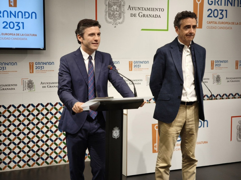 De izquierda a derecha en la imagen de archivo los concejales de Presidencia y de Urbanismo de Granada, Jorge Saavedra y Enrique Catalina (AYUNTAMIENTO)