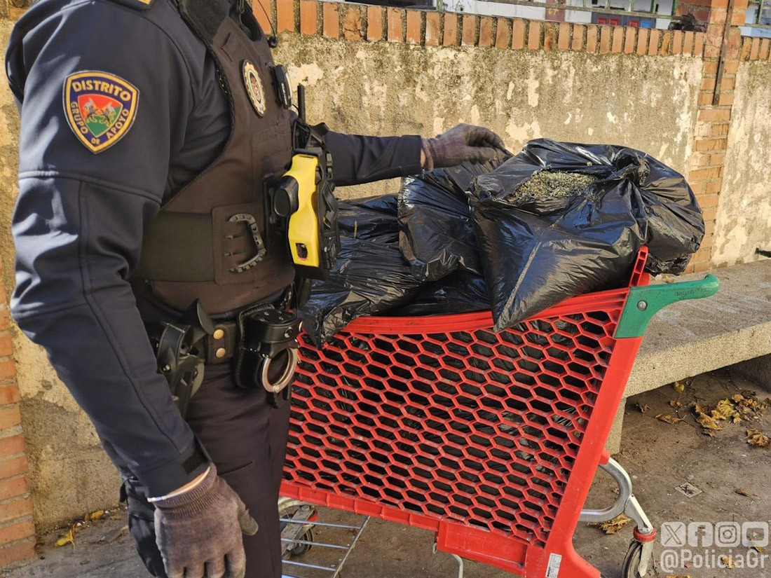 Agente de la Policía Local de Granada con el carrito que portaba marihuana (PERFIL DE LA POLICÍA LOCAL EN LA RED SOCIAL X)