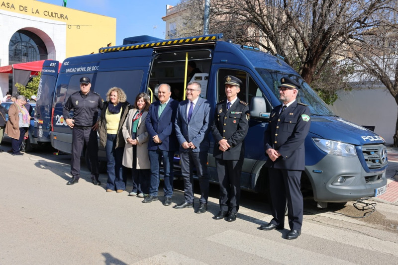 Unidad Móvil de la Policía para realizar pasaportes (SUBDELEGACIÓN)